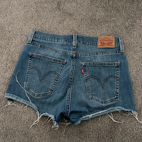 Levi’s High Waisted Shorts - Picture 3 of 4